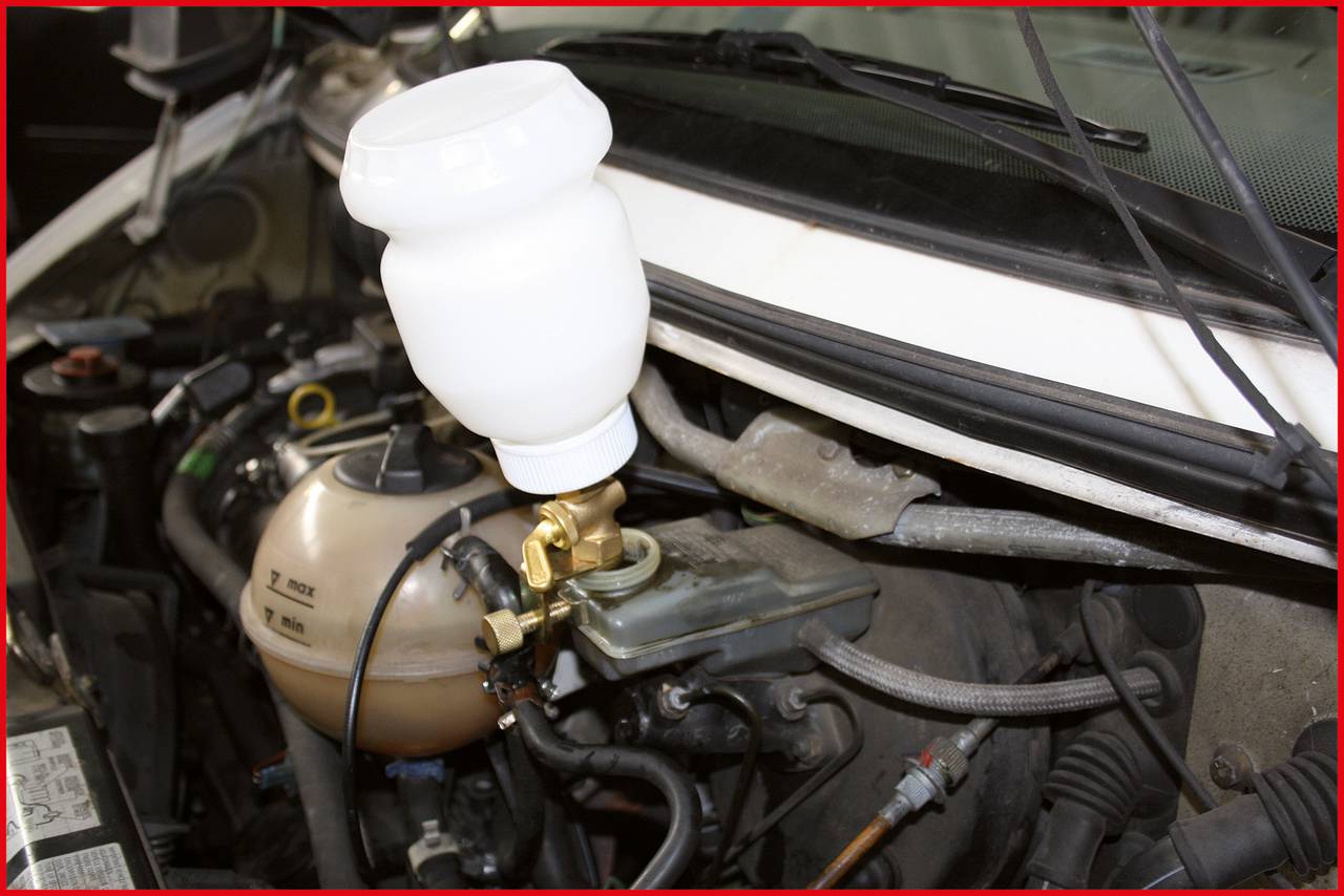 Urządzenie do odpowietrzania hamulców jest zamocowane w samochodzie. Znajduje się na zbiorniku płynu hamulcowego w komorze silnika.