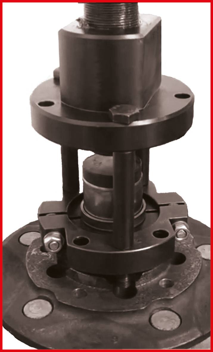 Maszyna do obróbki metalu z połączeniami śrubowymi i płytami dociskowymi, które działają stabilizująco.