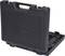 Czarny plastikowy kufer z uchwytem, lekko otwarty, prezentuje wewnątrz wkładki na narzędzia.