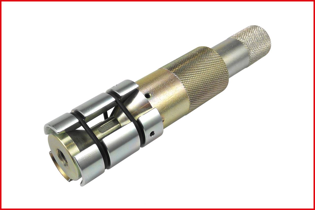 Metalowe narzędzie z żłobionym uchwytem i cylindrycznym zakończeniem, prawdopodobnie precyzyjny przyrząd do mocowania lub pomiarów.