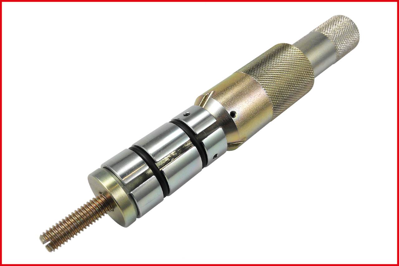 Cylindryczny narzędzie metalowe o żebrowanej powierzchni i gwincie śrubowym, które prawdopodobnie jest używane do prac montażowych.