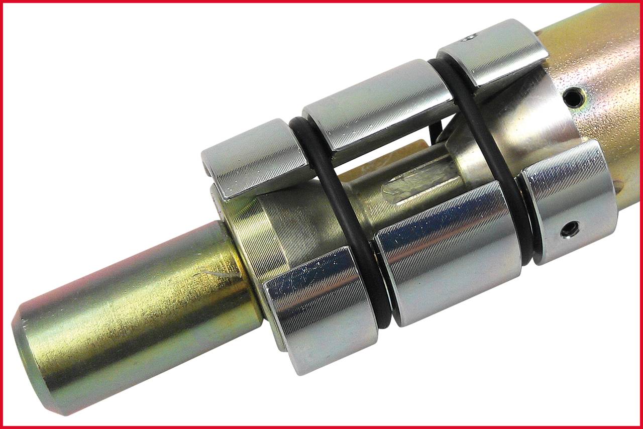 Metalowy element z cylindrycznym rdzeniem, otoczony dwoma pierścieniami i ruchomymi częściami metalowymi. Prawdopodobnie część mechanizmu.