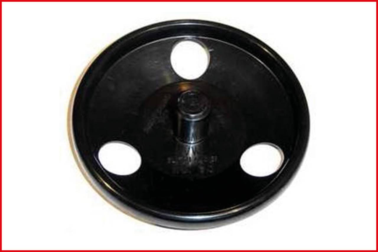 Czarna, okrągła plastikowa tarcza z czterema otworami i centralnym wypukłym elementem, na białym tle.