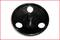 Czarna, okrągła plastikowa tarcza z czterema otworami i centralnym wypukłym elementem, na białym tle.