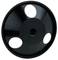 Czarna, okrągła tarcza z trzema symetrycznie rozmieszczonymi otworami. Głównie gładka i błyszcząca, prawdopodobnie element maszynowy.