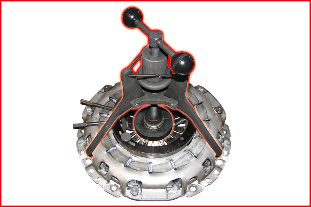 Narzędzie do demontażu lub montażu części sprzęgła, przedstawiające dźwignię i mechaniczne elementy do napraw samochodowych.