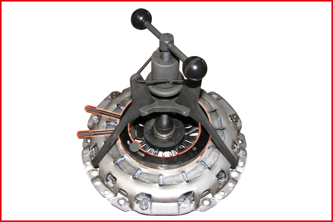 Tarcza dociskowa sprzęgła pojazdu, w kolorze srebrnym, przedstawiająca mechanizm przenoszenia siły między silnikiem a skrzynią biegów.