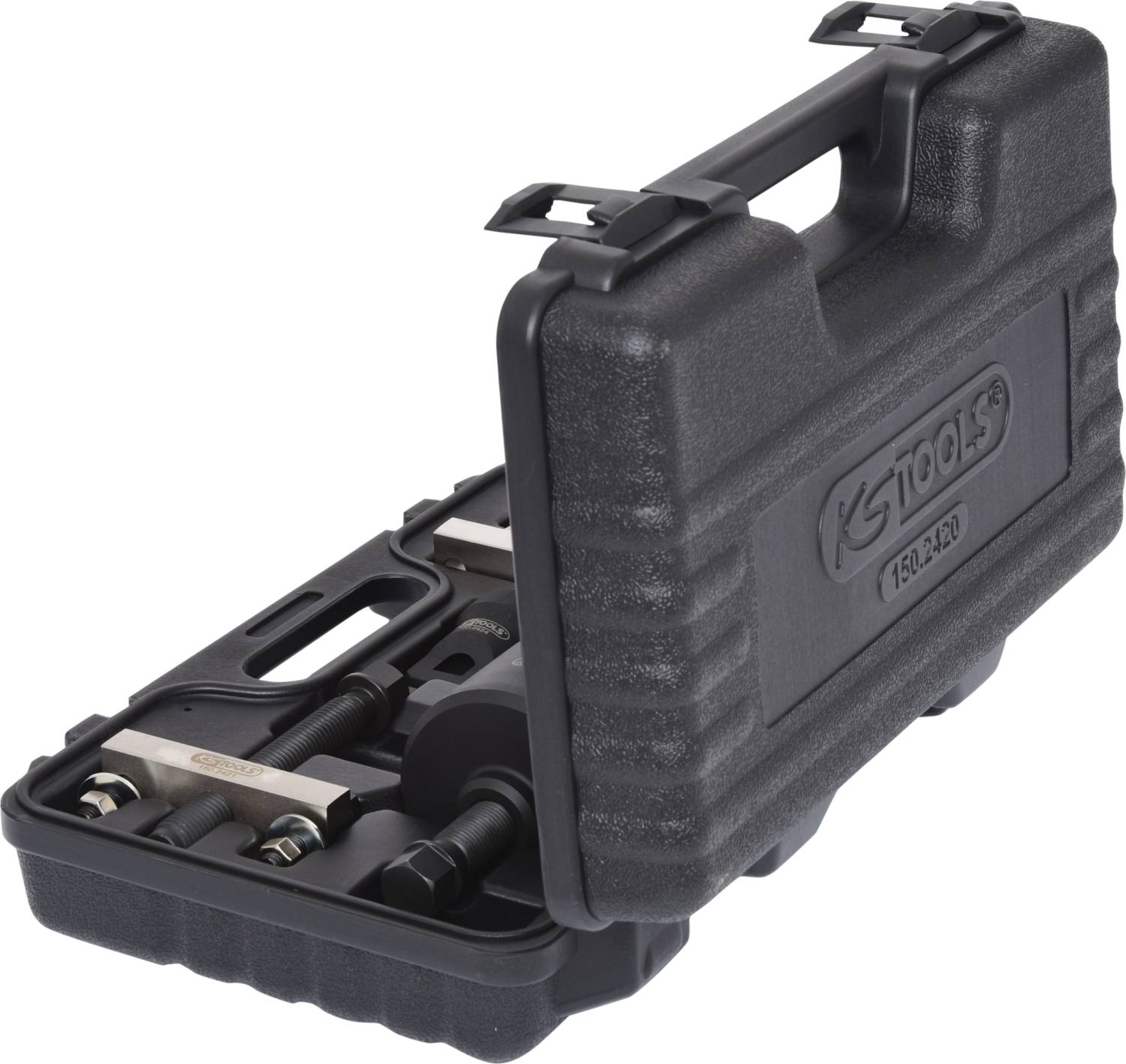 Czarny kufer na narzędzia z kluczami i innymi narzędziami, otwarty i ustawiony pod skosem. Odpowiedni do wykonywania napraw.