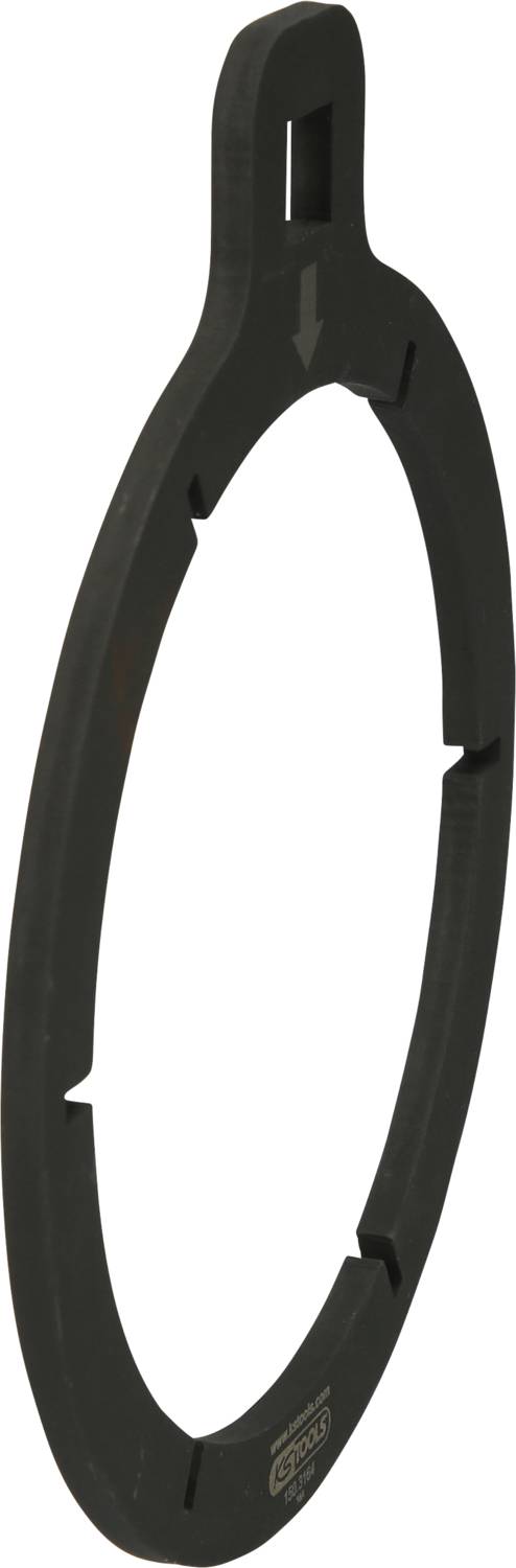 Czarny, owalny pierścień z tworzywa sztucznego z wzorem strzałek i rowkami wzdłuż krawędzi. Pierścień posiada płaski, prostokątny uchwyt u góry.