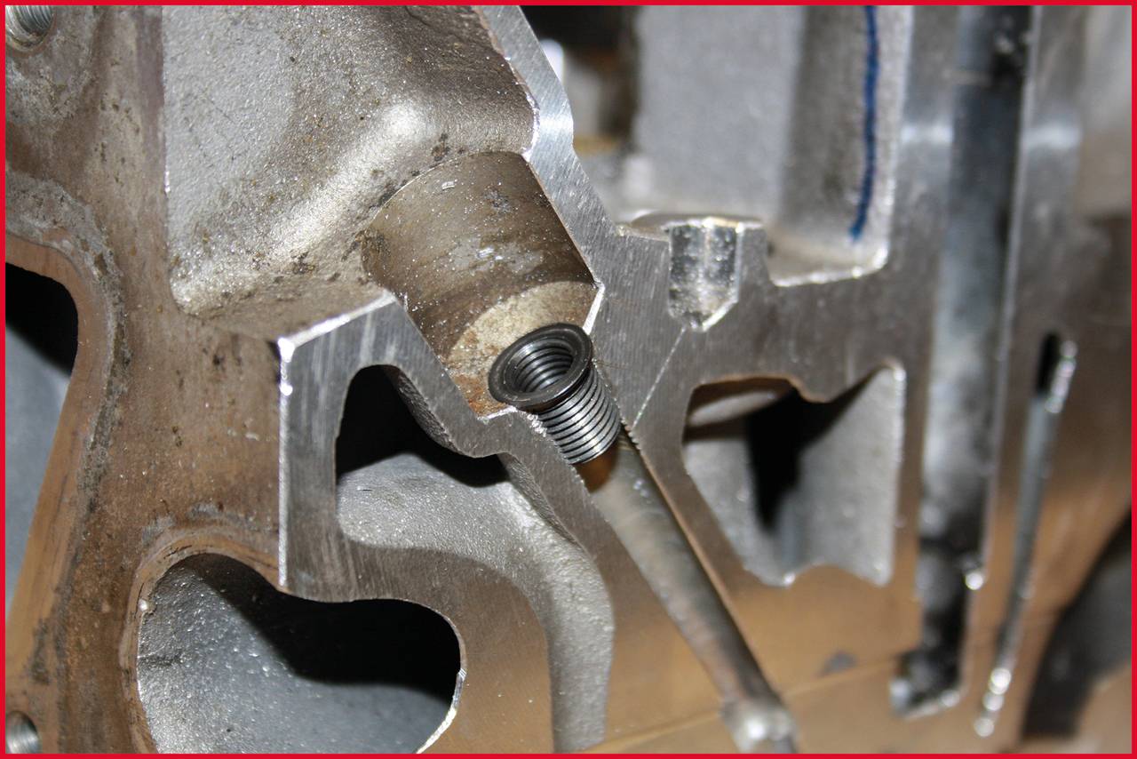 Zbliżenie metalowego elementu z wywierconym otworem gwintowanym, przeznaczonego do zastosowań mechanicznych lub napraw.