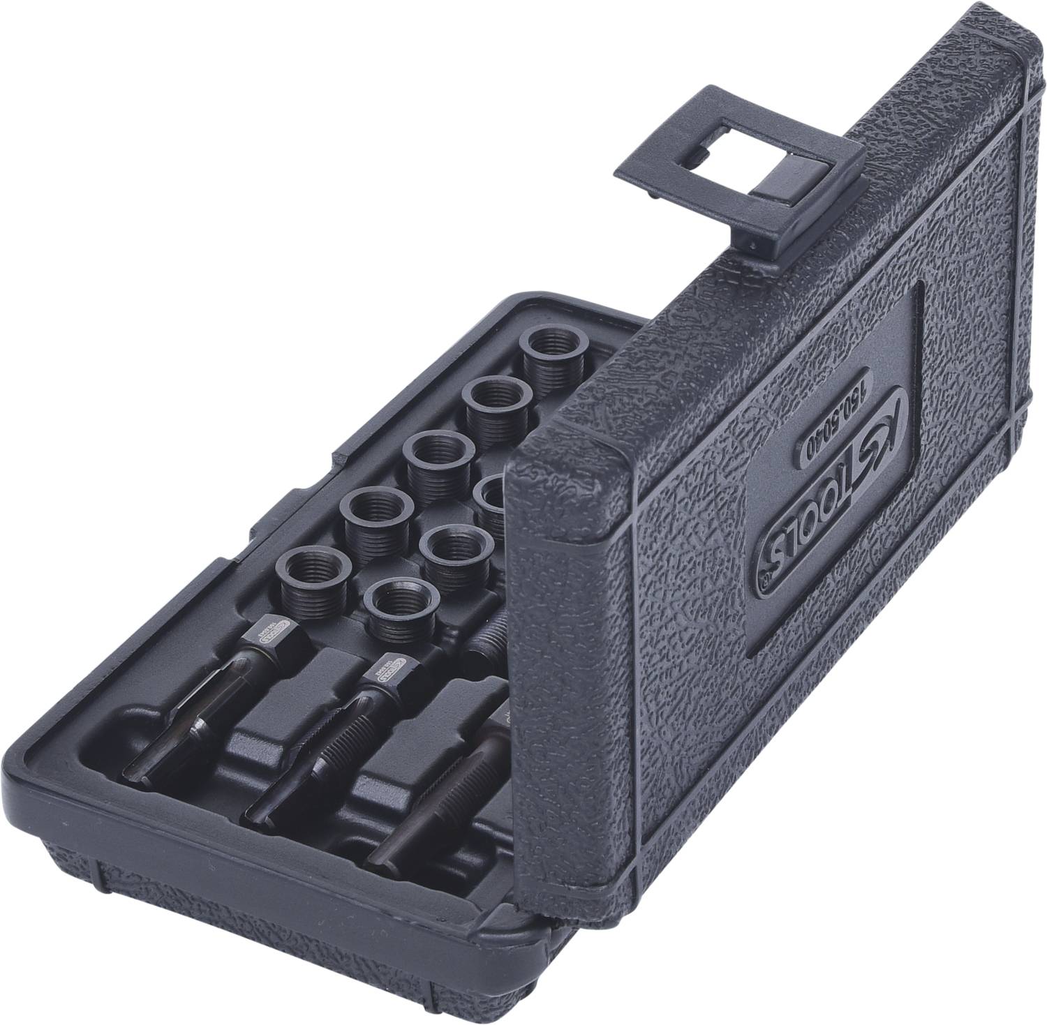 Otwarty czarny kufer na narzędzia z różnymi metalowymi adapterami i złączkami hydraulicznymi, odpowiedni do użycia podczas prac naprawczych.