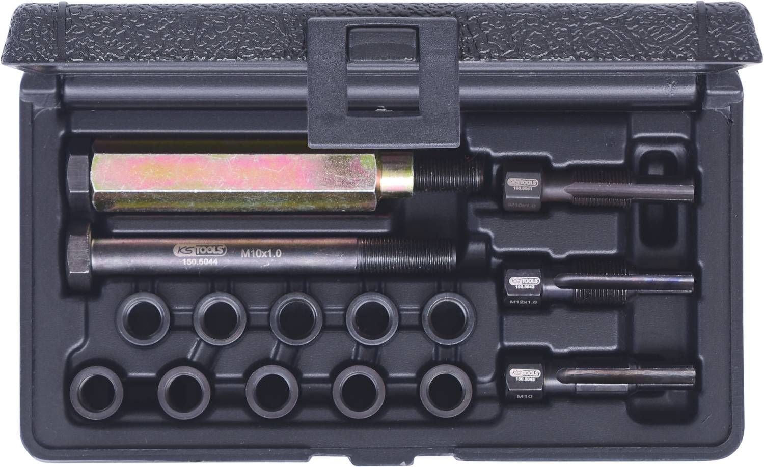 Zestaw narzędzi z różnymi śrubami, śrubami mocującymi i nasadkami kluczy, ułożonymi w uporządkowanych przegródkach na czarnym tle.