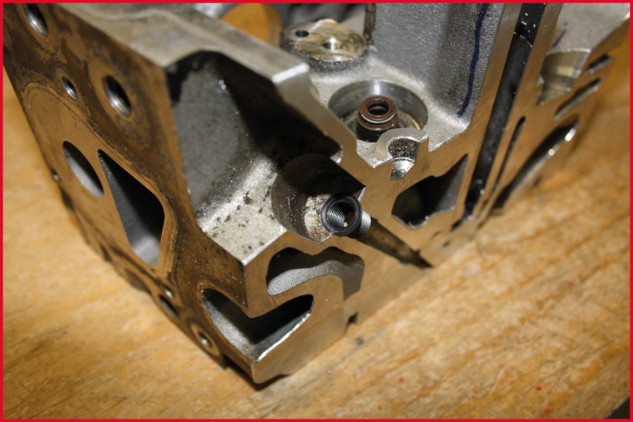 Blok silnika w zbliżeniu, ukazujący złożoną strukturę metalową i otwory, prawdopodobnie do analizy technicznej lub mechanicznej.