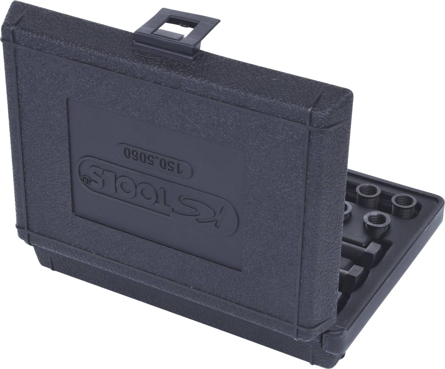 Czarny kufer na narzędzia stoi lekko uchylony, ukazując kilka przegródek z narzędziami. Na pokrywie widnieje wytłoczony napis.