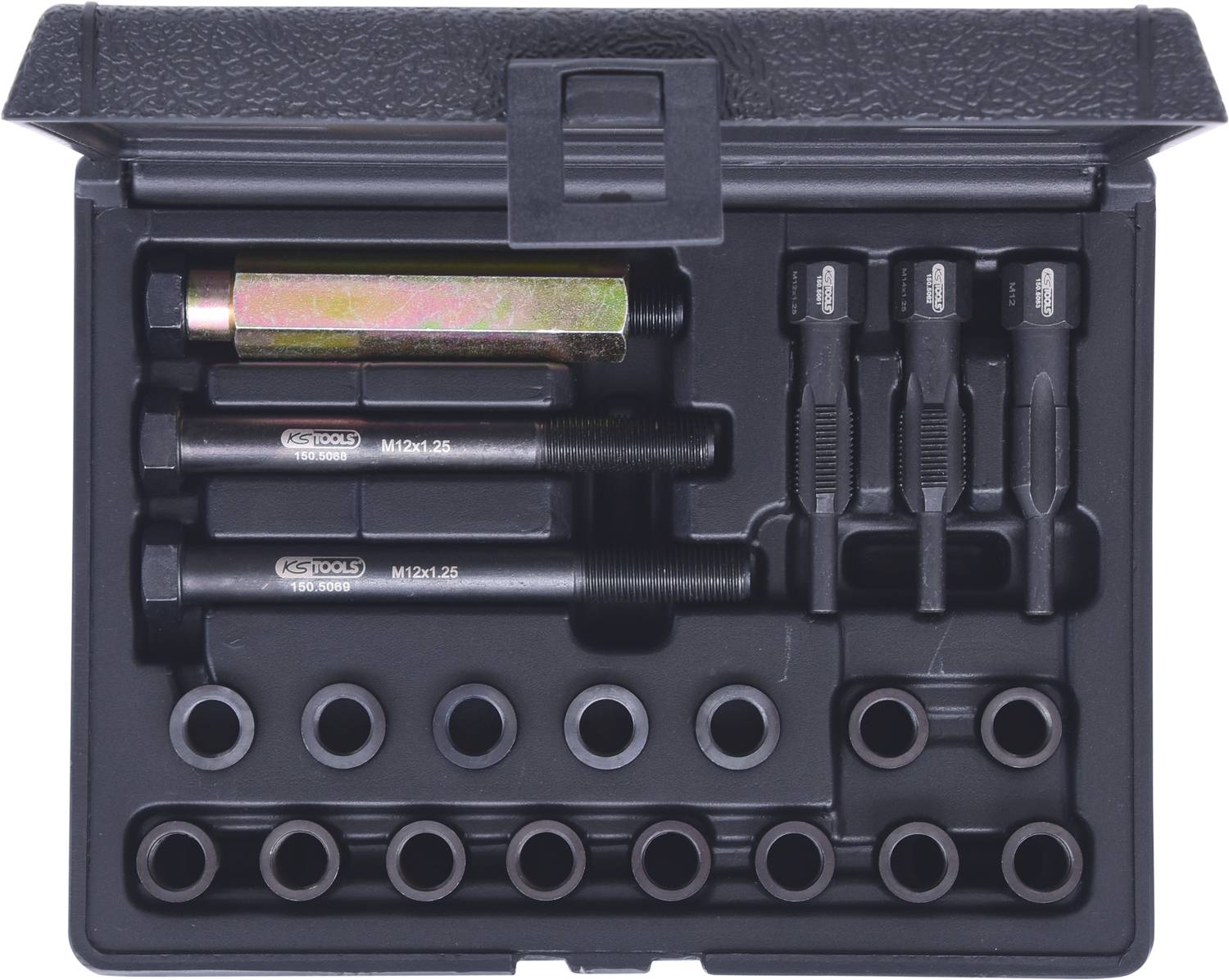 Skrzynka narzędziowa z różnymi śrubami i nakrętkami, ułożonymi w osobnych przegródkach, przeznaczona do użycia podczas napraw i instalacji.