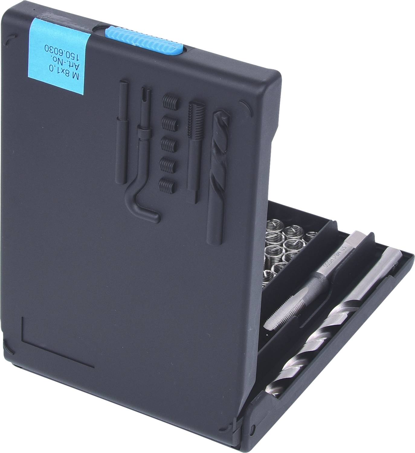 Czarny zestaw zawierający wiertła metalowe i akcesoria w otwartym pudełku, częściowo widoczne. Etykieta z oznaczeniem rozmiaru 'M8 x 1,0'.