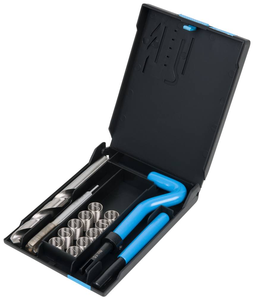 Otwarty kufer narzędziowy z wiertłami spiralnymi, wkładkami gwintowanymi i dwoma niebieskimi zaciskami. Odpowiedni do napraw i napraw gwintów.