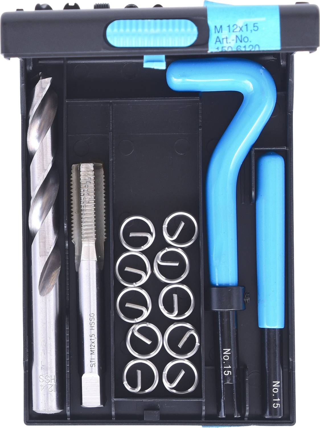 Zestaw narzędzi w czarnym pudełku, składający się z wiertarki, gwintownika, wkładek oraz dwóch niebieskich uchwytów.