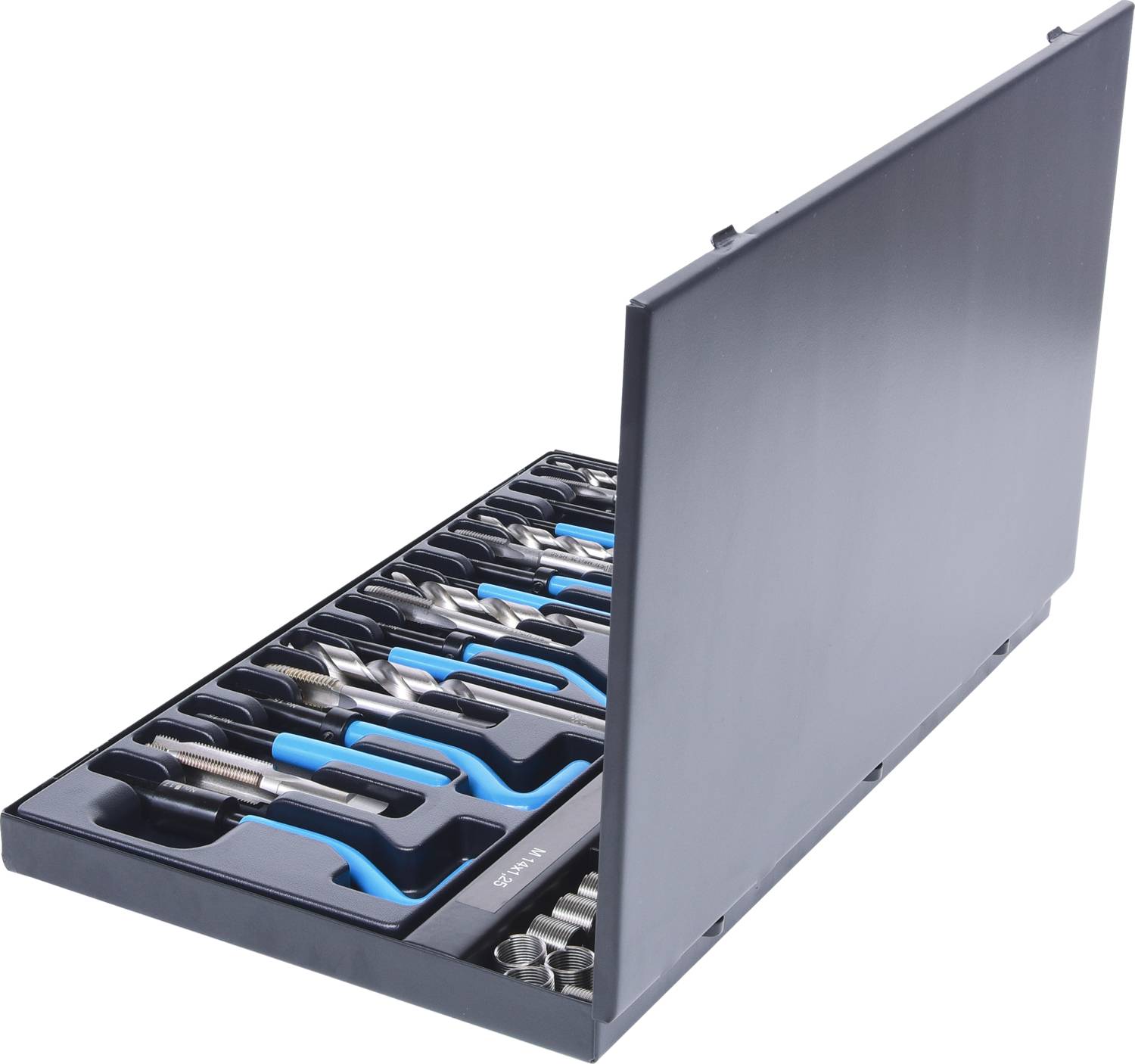 Otwarty kufer z narzędziami z różnymi śrubokrętami i narzędziami w dopasowanych uchwytach na stole.