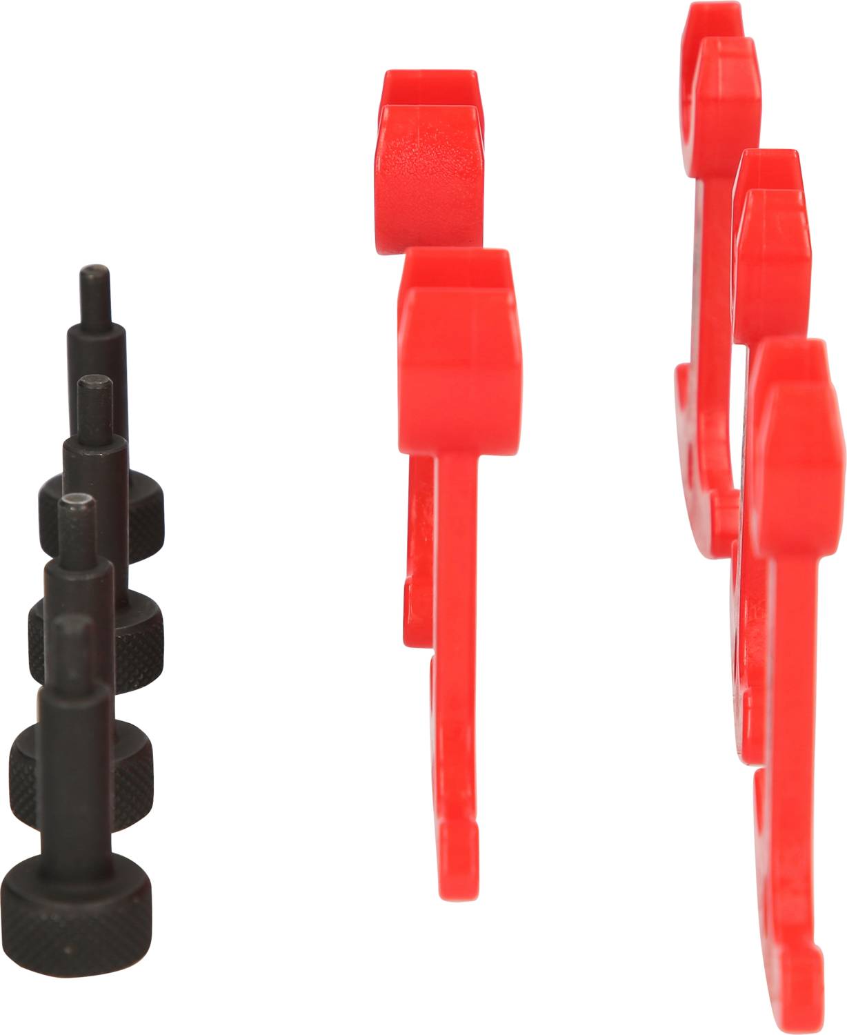 'Trzy czerwone plastikowe narzędzia i cztery czarne metalowe pióra stoją pionowo obok siebie na białym tle.'