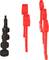 'Trzy czerwone plastikowe narzędzia i cztery czarne metalowe pióra stoją pionowo obok siebie na białym tle.'