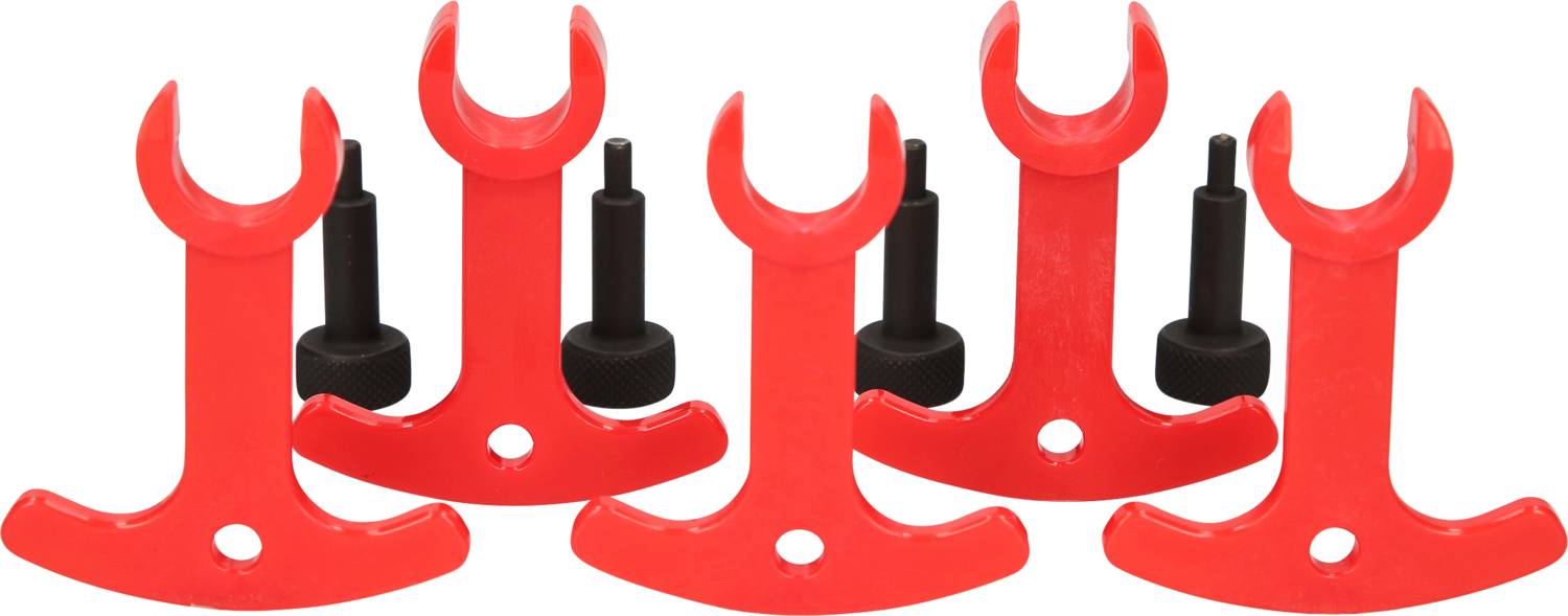 Czerwone elementy z tworzywa sztucznego z czarnymi klipsami przypominającymi spinacze do papieru lub klocki, ułożone na białym tle.