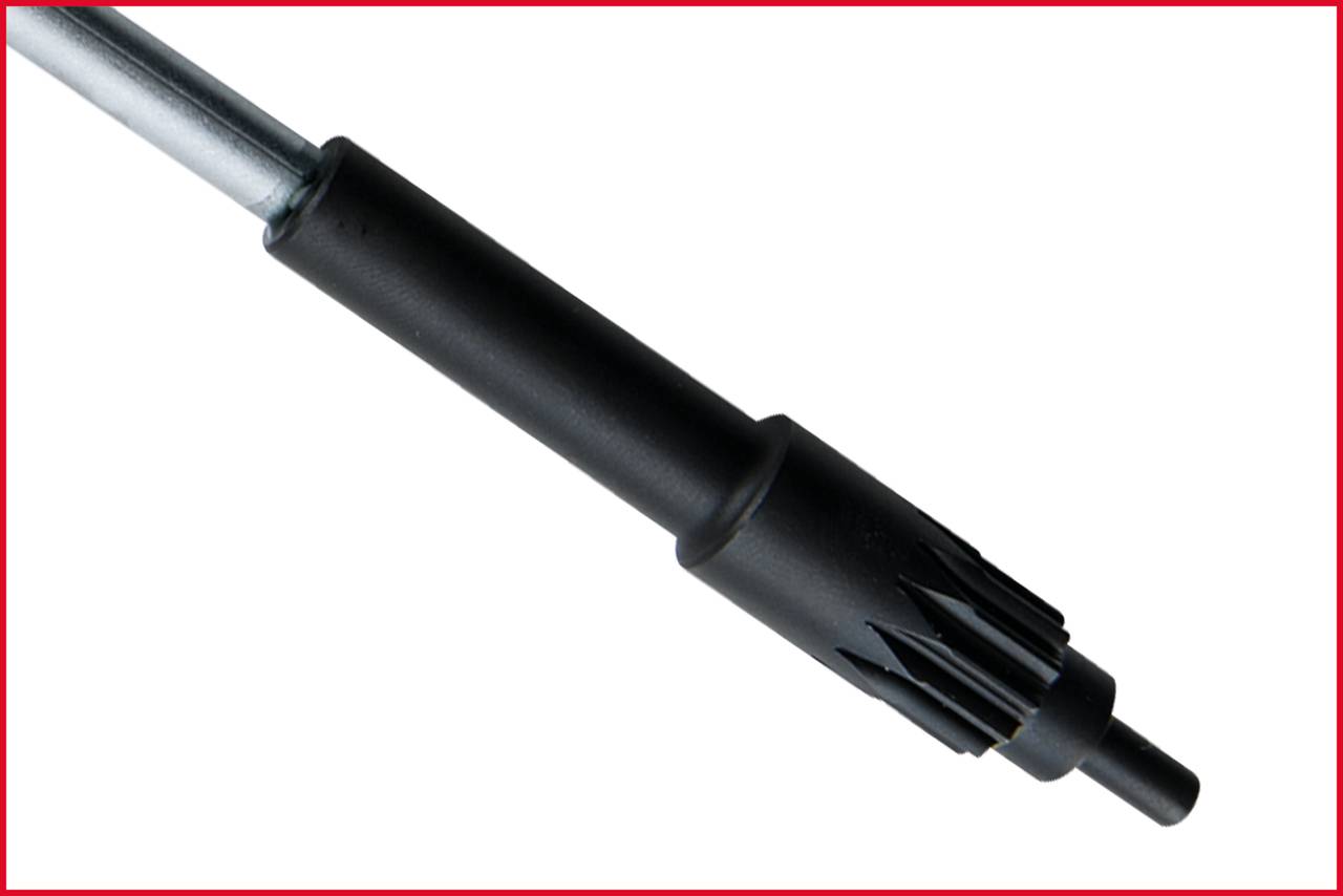 Czarny, cylindryczny element mechaniczny zakończony ząbkowaną krawędzią, prawdopodobnie część narzędzia lub maszyny.