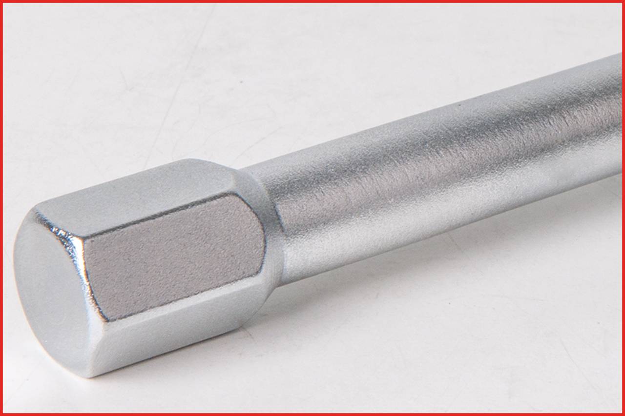 Srebrny, metaliczny sześciokątny pręt na białym tle.