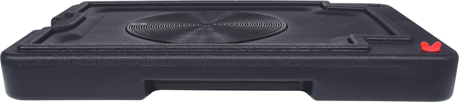 Czarny, prostokątny gramofon z czerwonym przyciskiem po prawej stronie.