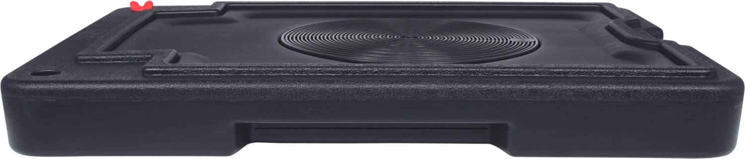Czarny, prostokątny gramofon w ochronnej plastikowej obudowie, z czerwonym przełącznikiem w lewym górnym rogu, widziany z boku.