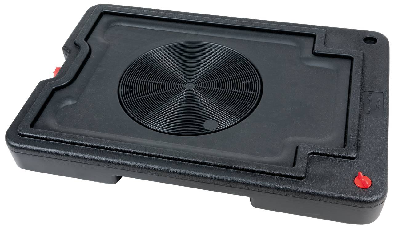 Czarny plastikowy pojemnik z okrągłym, żebrowanym wgłębieniem pośrodku i czerwonym zamknięciem w rogu, prawdopodobnie miska lub taca ociekowa.