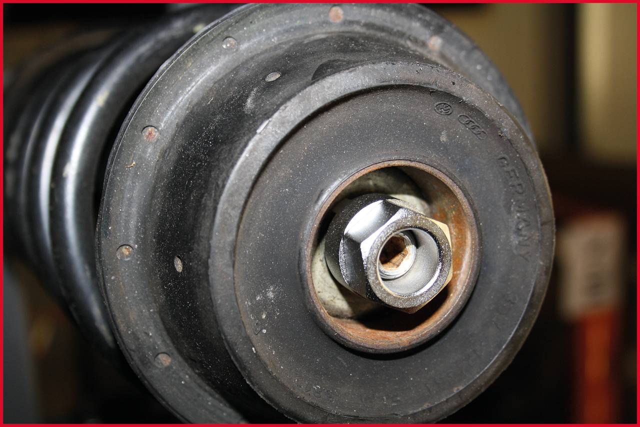 Ciężka część mechaniczna z centralną metalową nakrętką. Najwyraźniej element amortyzatora lub wahacza.