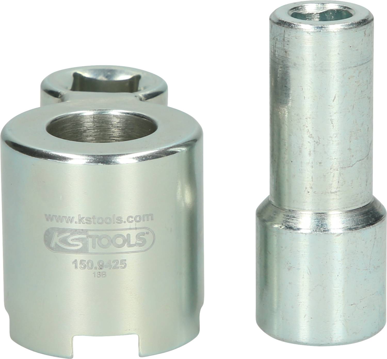 Dwa metalowe klucze warsztatowe, po lewej stronie klucz oczkowy, a po prawej adapter, oba w kolorze srebrnym.