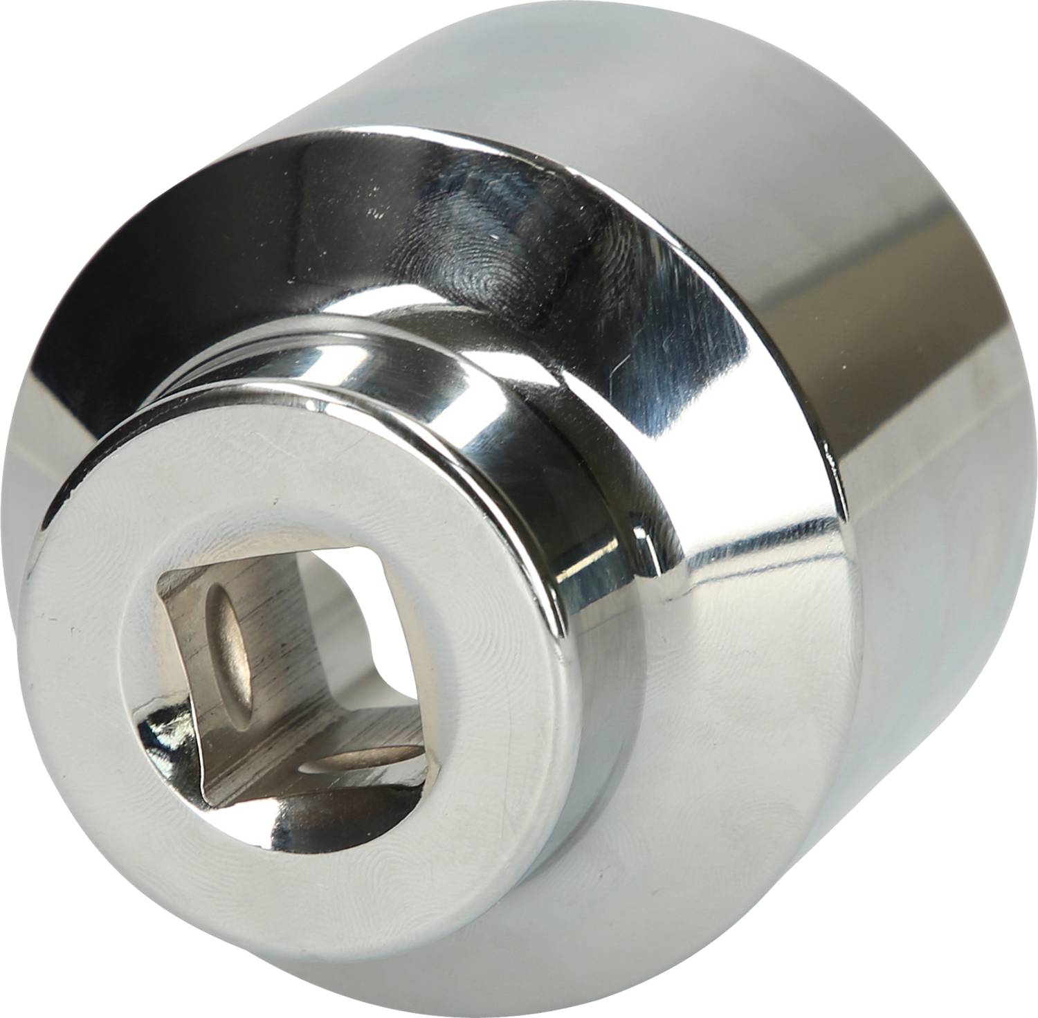Błyszczący, cylindryczny adapter metalowy z kwadratowym wgłębieniem po jednej stronie, używany do narzędzi służących do dokręcania nakrętek.