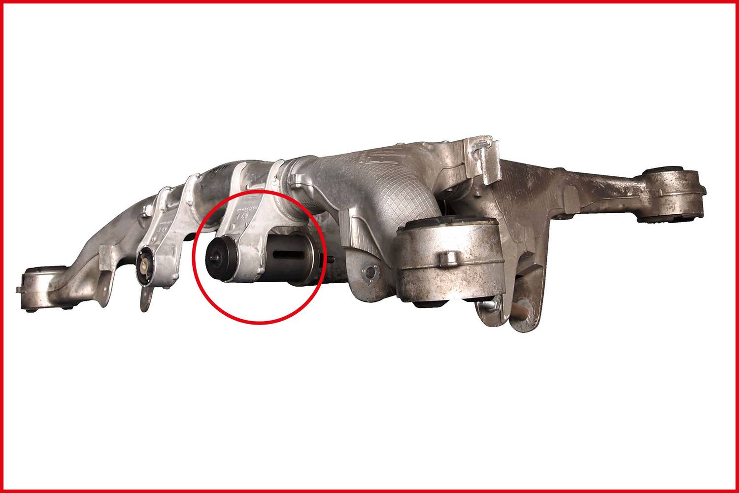 Metalowy element samochodu przedstawiający podporę momentu obrotowego. Jeden obszar jest zaznaczony czerwonym okręgiem, prawdopodobnie w celu podkreślenia.