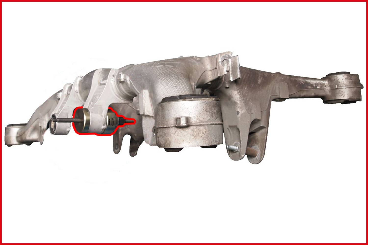 Metalowa część samochodowa z wyróżniającym się śrubem.