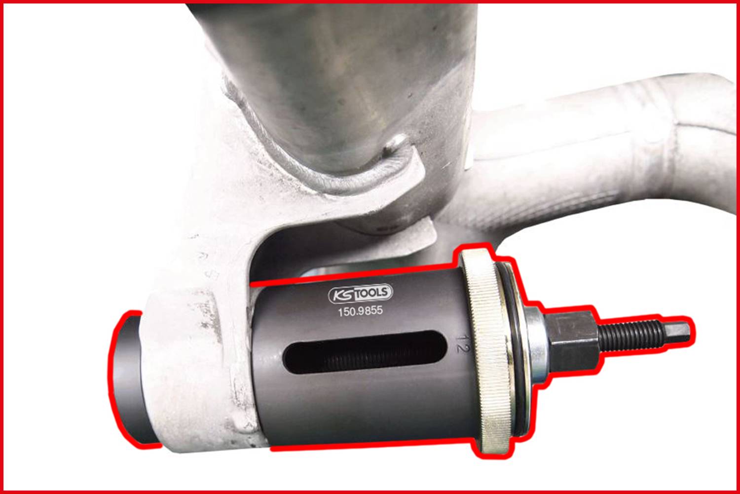 Narzędzie firmy KS Tools jest używane przy metalowej rurze. Wygląda na to, że narzędzie obrabia lub reguluje rurę.
