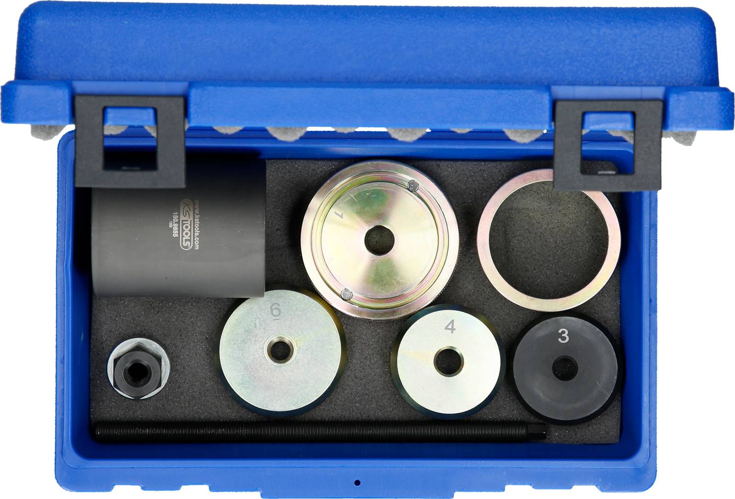 Niebieska skrzynka narzędziowa z różnymi metalowymi elementami i narzędziami, w tym pierścieniami i płytkami z oznaczeniami cyfrowymi.