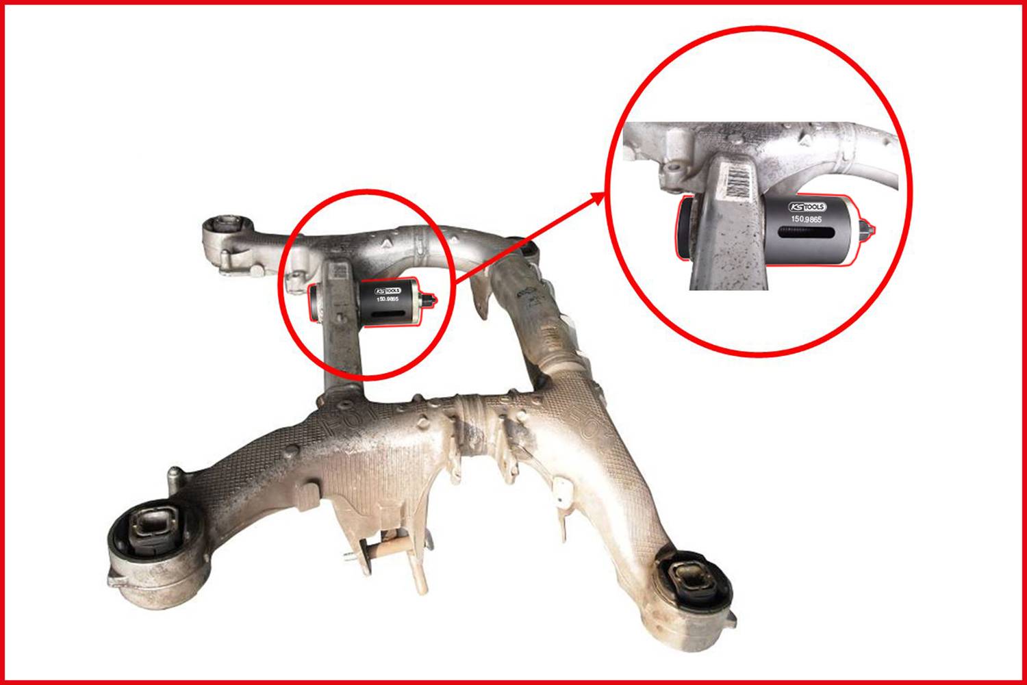 'Tylny wahacz zawieszenia samochodu z wzmocnionym łożyskowaniem' przedstawiony w zbliżeniu. Komponenty wyróżnione dla lepszej widoczności.