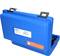 Niebieski plastikowy kufer z dwoma czarnymi zamknięciami, etykietą i ostrzeżeniem. Zawiera niezidentyfikowany sprzęt lub narzędzia.