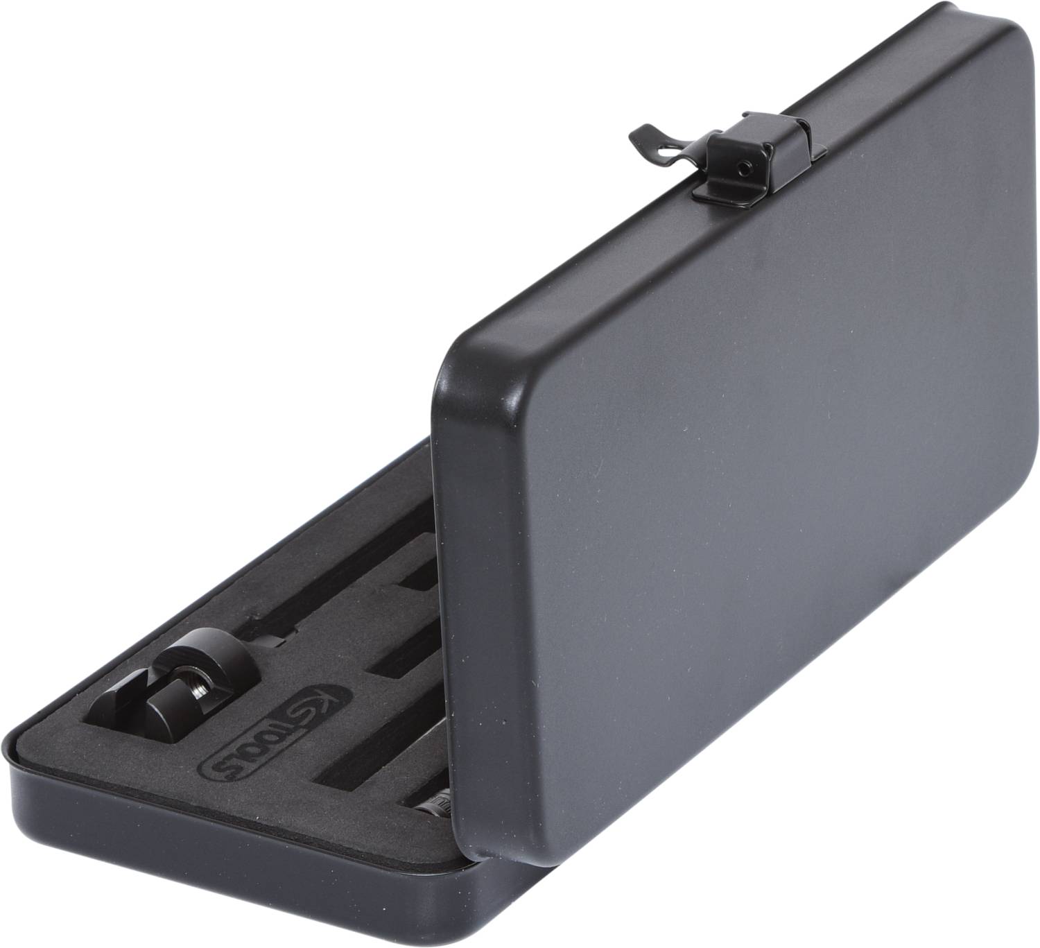 Mały, czarny plastikowy kuferek z zatrzaskiem, lekko otwarty, ukazujący wewnętrzne przegródki na narzędzia lub akcesoria.