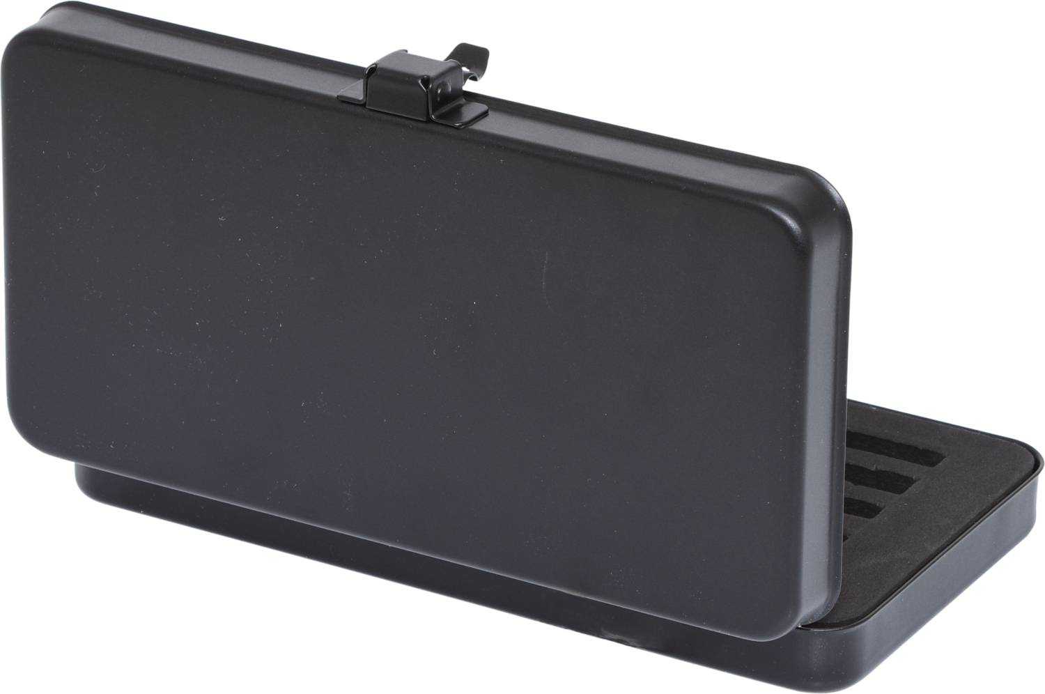 Czarne prostokątne metalowe pudełko z klapką, odpowiednie do przechowywania lub prezentacji przedmiotów.