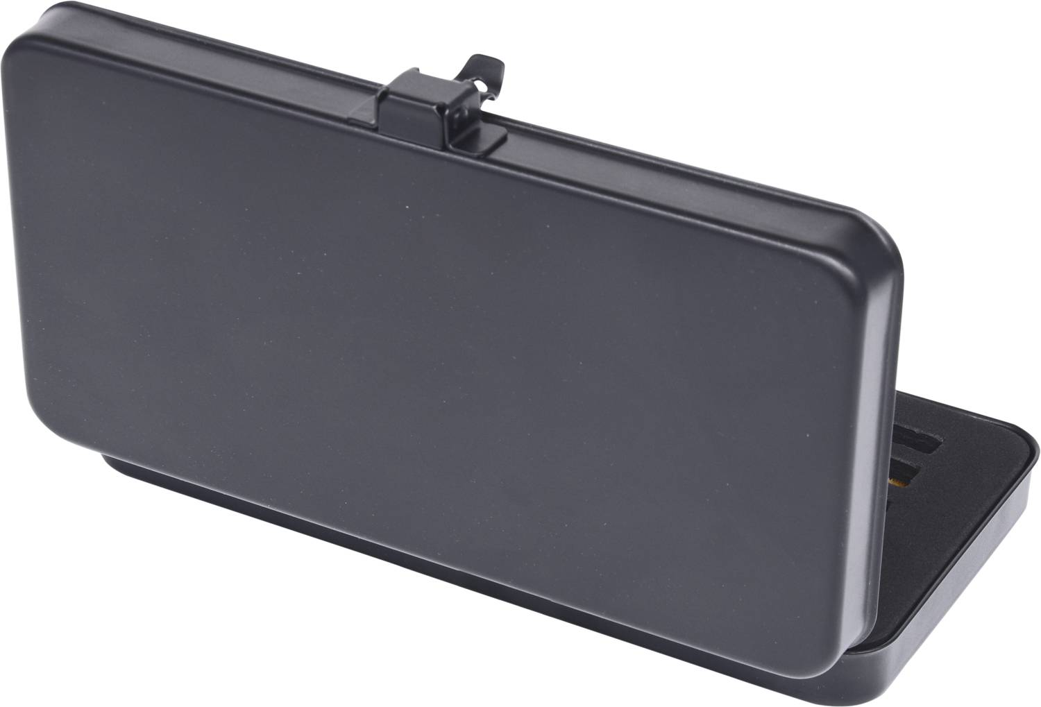 Czarna, prostokątna obudowa z tworzywa sztucznego z zawiasem na górnej części. Stoi pionowo i jest lekko uchylona.