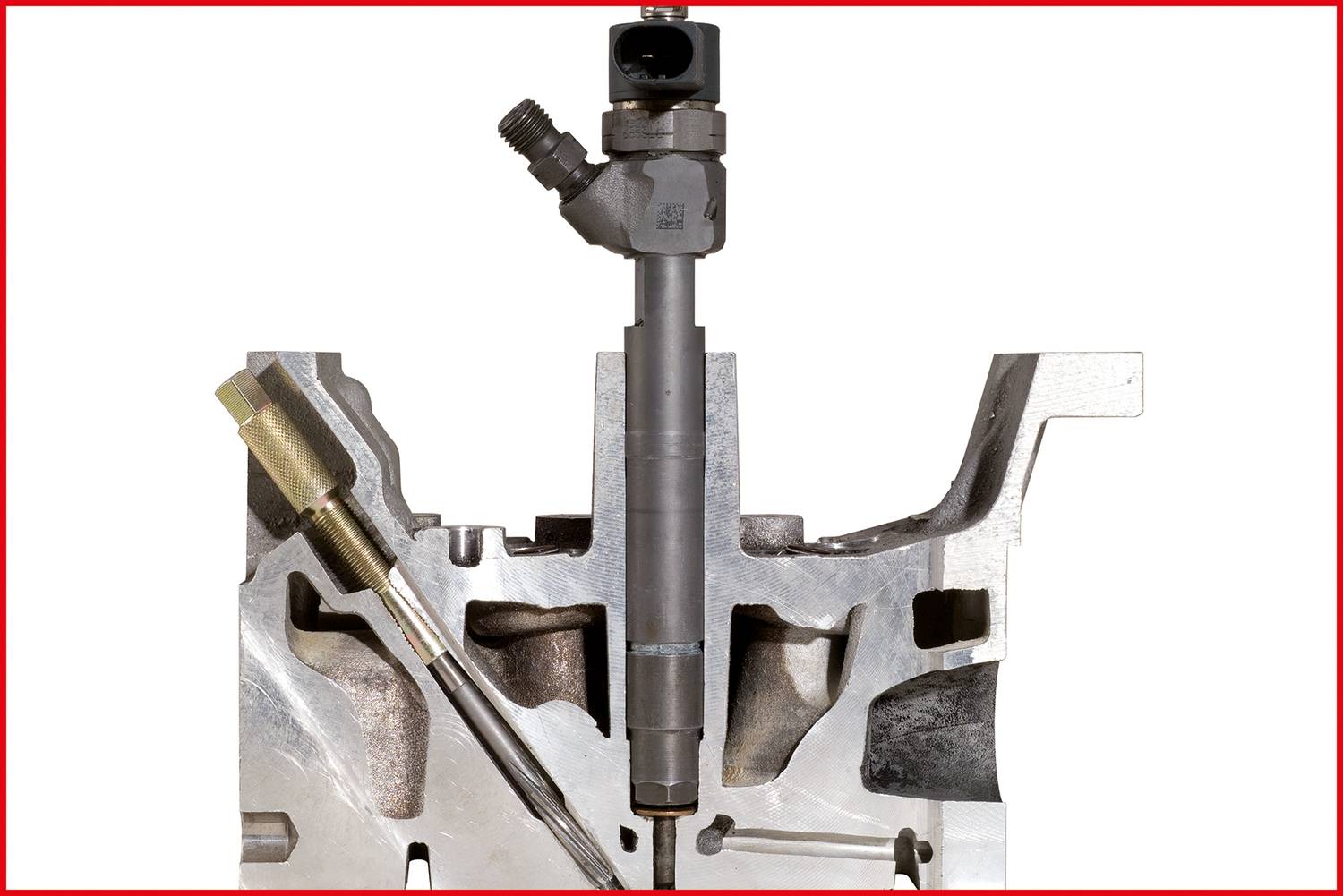 Przekrój bloku silnika z zaworem wtryskowym i świecą zapłonową, przedstawiający wewnętrzną strukturę i kluczowe komponenty.