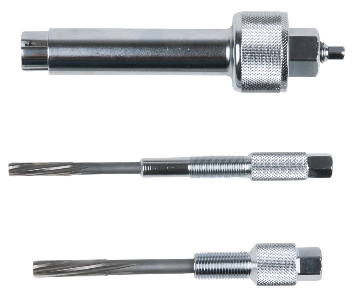 'Trzy metalowe narzędzia na białym tle: Duży cylindryczny uchwyt na górze i dwa mniejsze, podłużne narzędzia poniżej.'