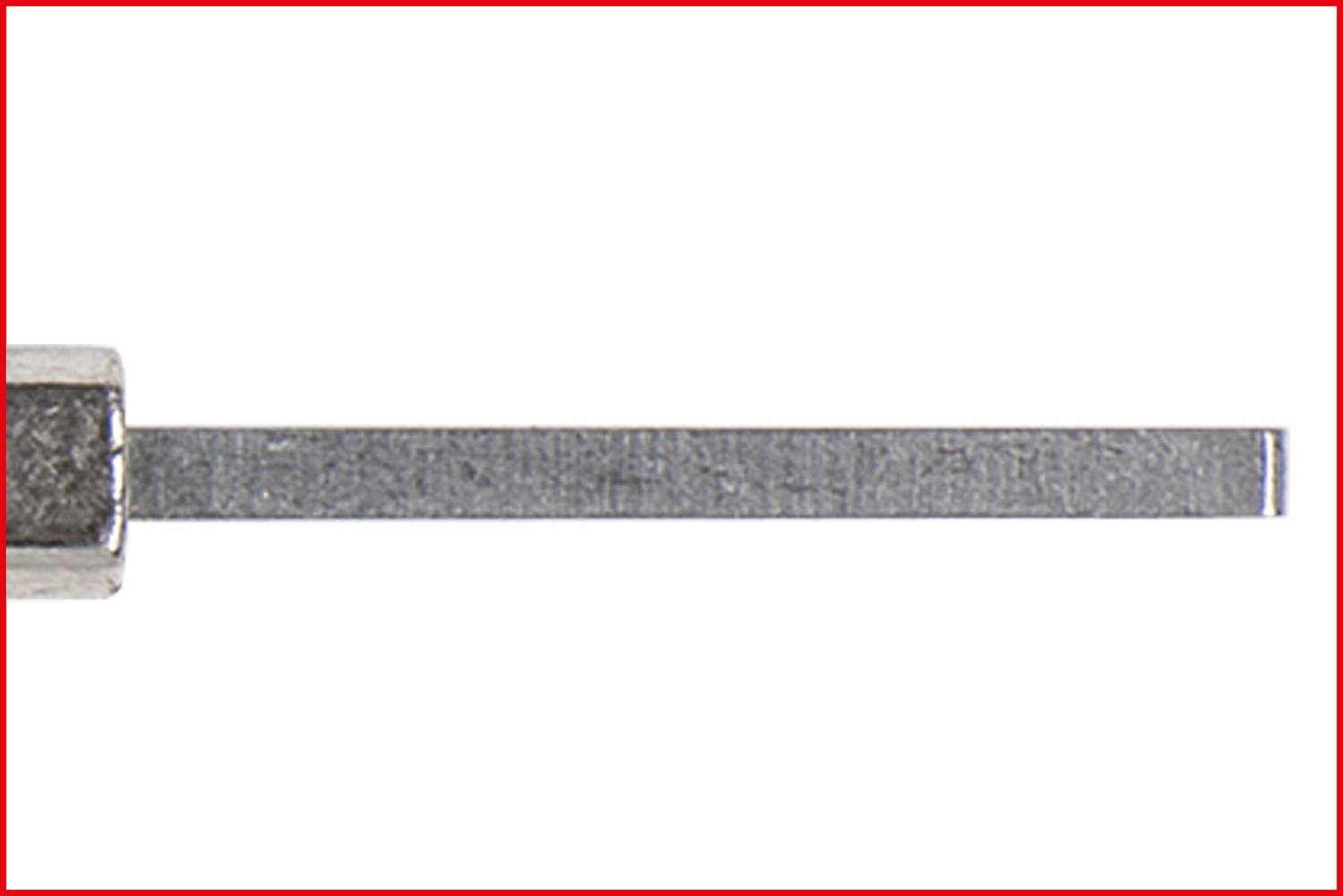 Płaska, prostokątna metalowa płytka leżąca w poziomie. Posiada równomierną szerokość i zaokrąglony koniec.