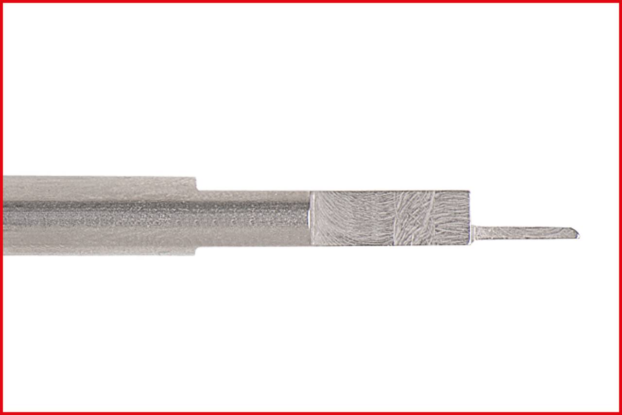 Zbliżenie gładkiego pręta metalowego z cienkim, ostro zwężającym się końcem, na białym tle.