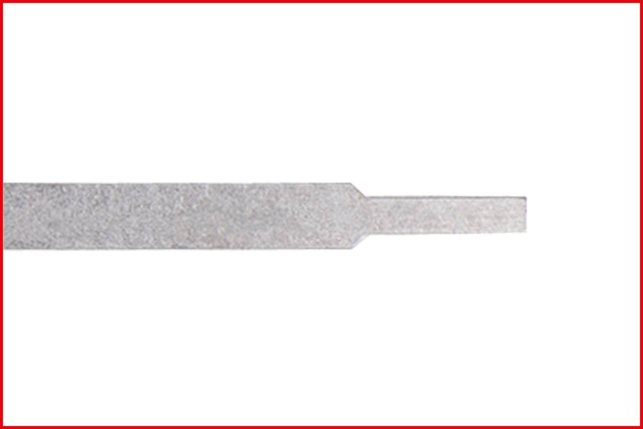 Wąski, płaski pasek metalowy o prostokątnym przekroju na białym tle.