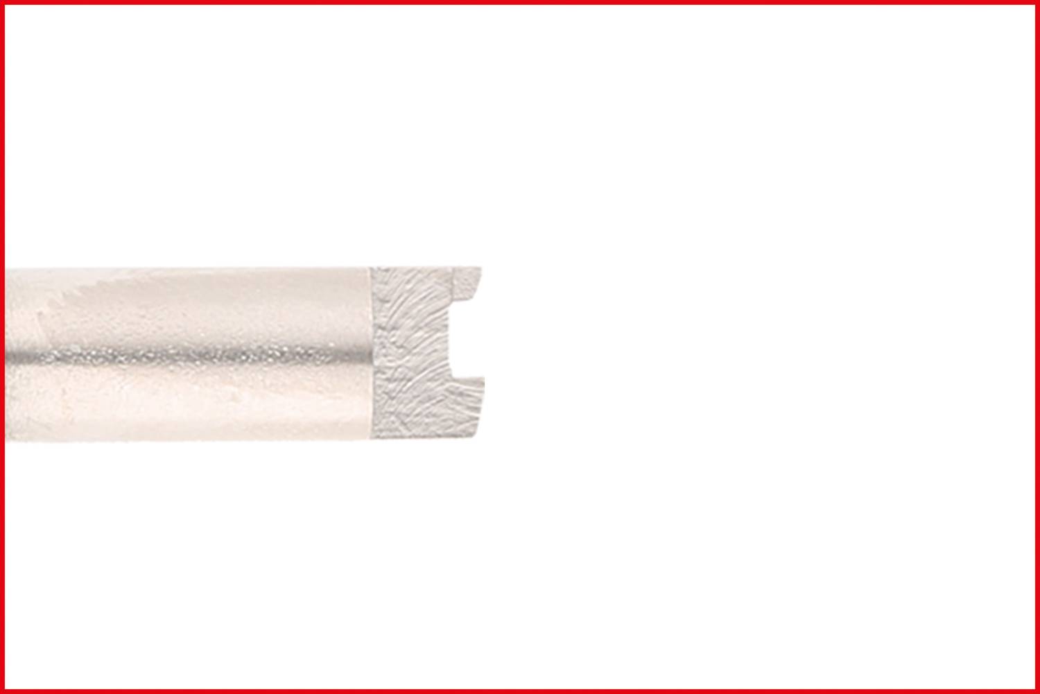 Srebrny metalowy pręt wchodzi w obraz od lewej strony. Na końcu po prawej stronie ma prostokątne wycięcie.