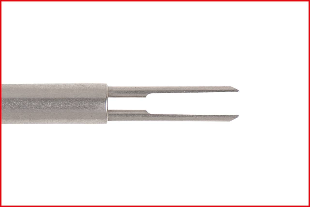 Srebrne metalowe szczypce o wąskich końcówkach, odpowiednie do precyzyjnych prac, na białym tle.